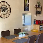 4 Personnes Dans Chateau Avec Piscine Apartman *
