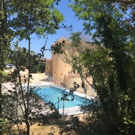 4 Personnes Dans Chateau Avec Piscine דירה Lussan (Gard)