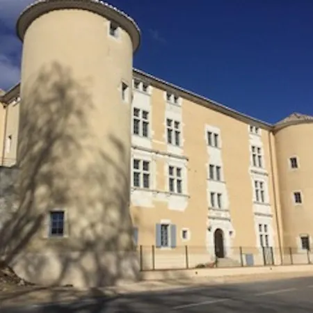 4 Personnes Dans Chateau Avec Piscine Lussan (Gard)