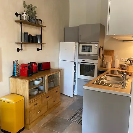 4 Personnes Dans Chateau Avec Piscine דירה Lussan (Gard)