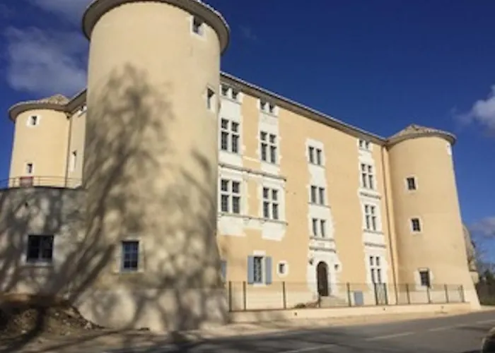 4 Personnes Dans Chateau Avec Piscine Lussan (Gard)