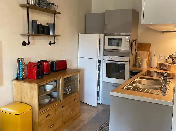 4 Personnes Dans Chateau Avec Piscine Apartament Lussan (Gard)