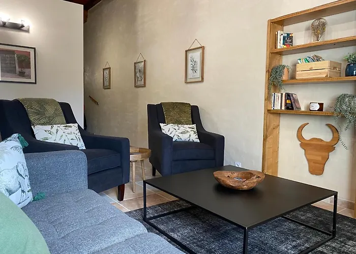 4 Personnes Dans Chateau Avec Piscine * Lussan (Gard)