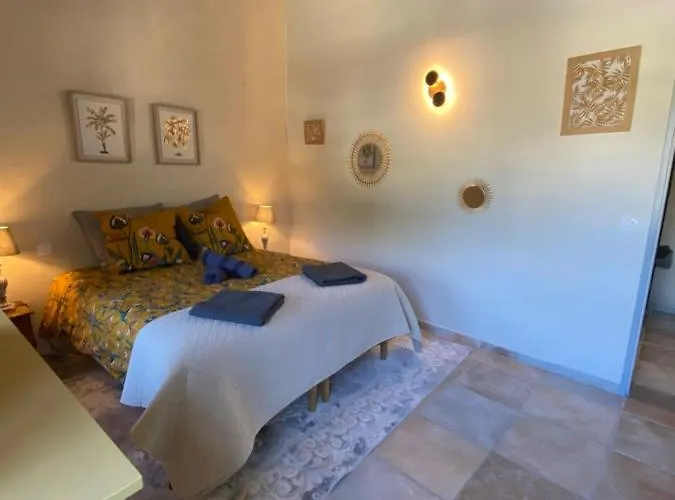 4 Personnes Dans Chateau Avec Piscine Apartament Lussan (Gard)