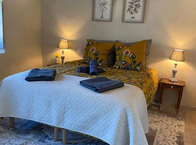 4 Personnes Dans Chateau Avec Piscine * Lussan (Gard)